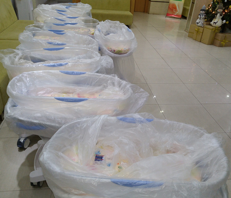 Hydraulic Adjustable Newborn Pediatric Bed Electric Medical ICU Crib with Wheels Hospital Medical Infant Cot Baby Cirb ABS Plastic Baby Bed