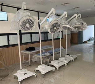 Vertical Floor-Standing LED Lighting Fixtures, Suspended Hospital Operating Room Shadowless Lights, Portable Mobile Medical Equipment
