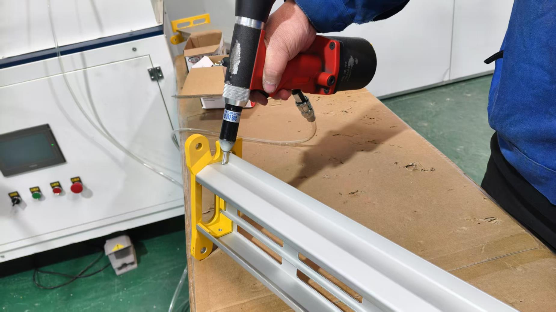 Aura Medical factory - Pull Rivet process step 5