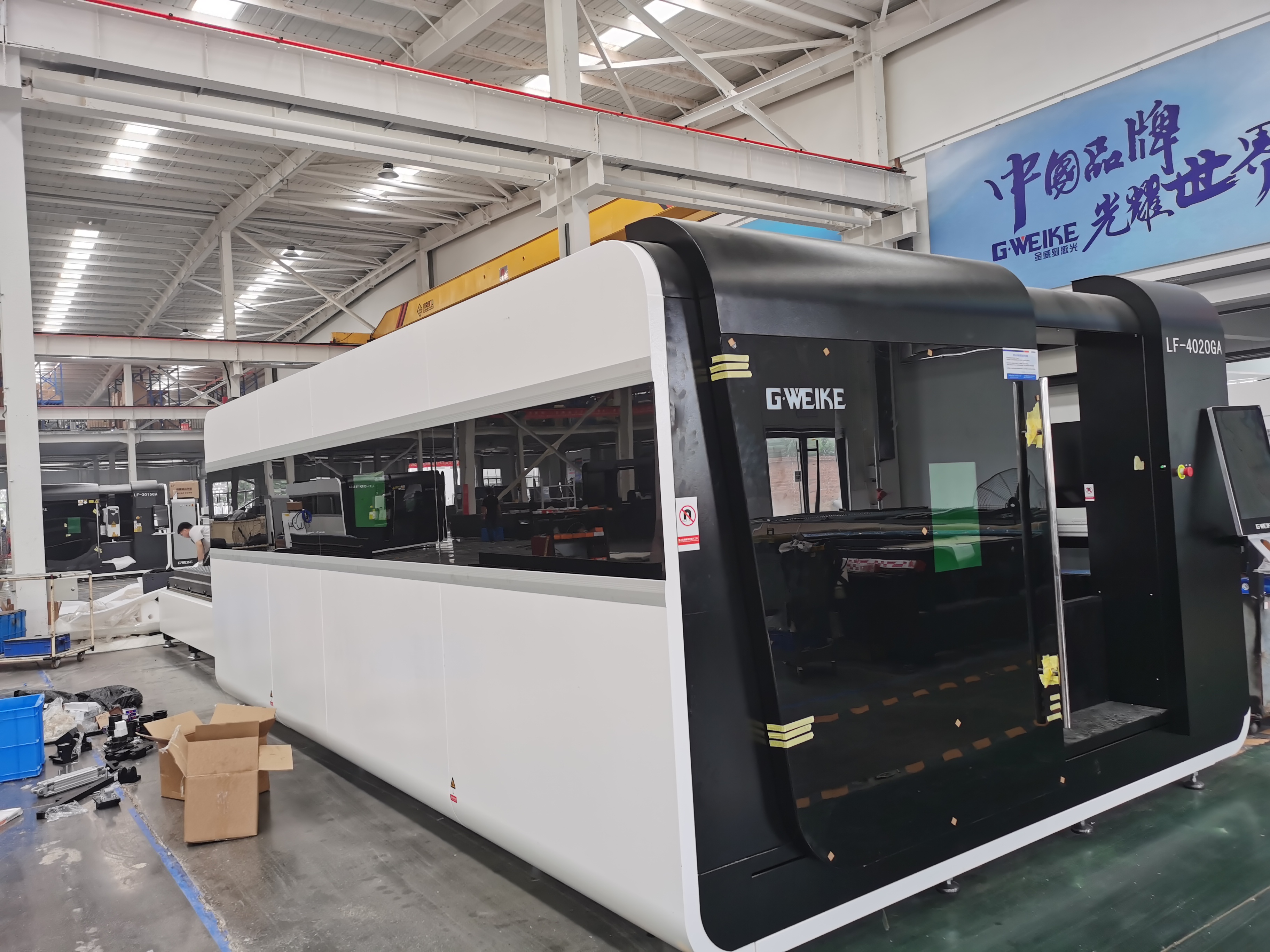Large Size CNC 1-8kW Fiber Laser Cutting Machine Sheet Metal 2000x4000mm Cypcut AI Yaskawa Hiwin BMP PLT