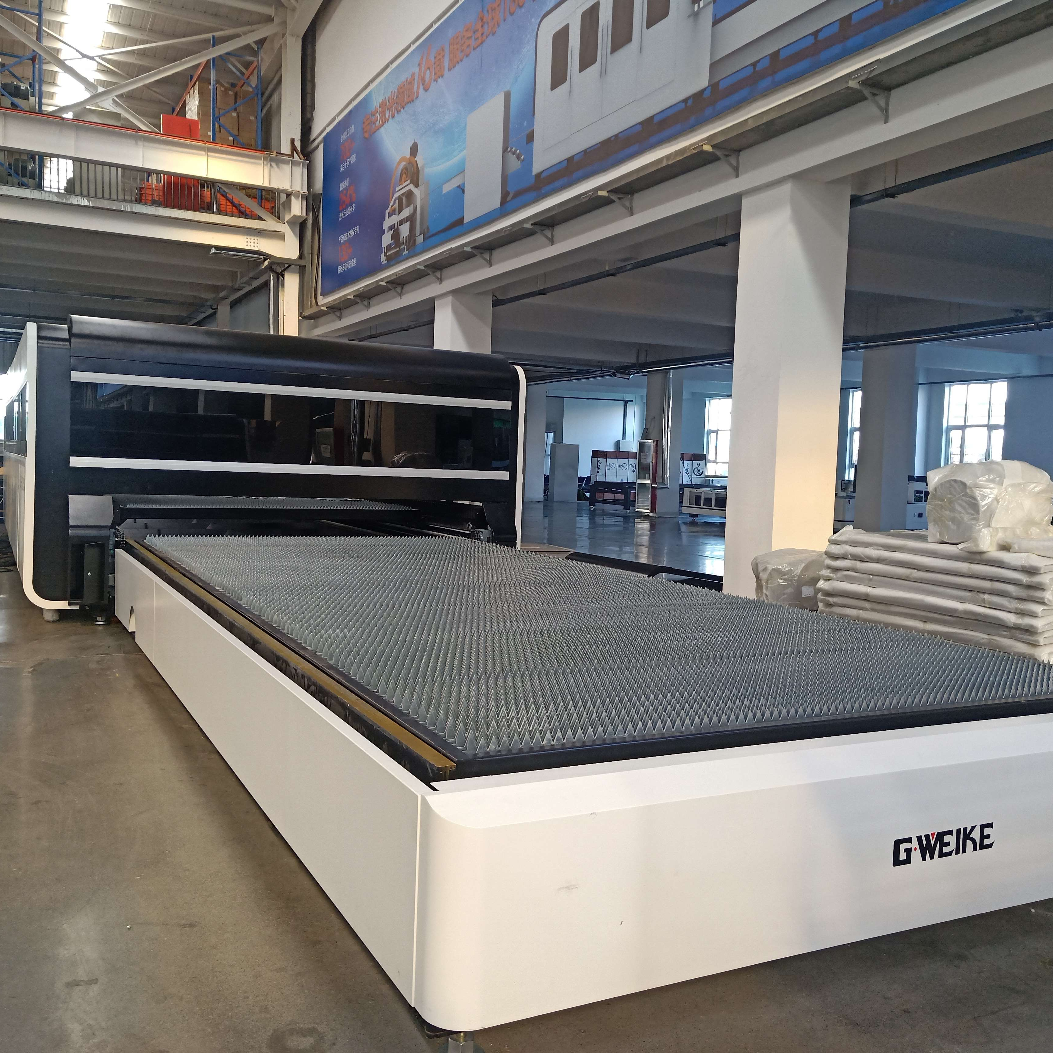 Large Size CNC 1-8kW Fiber Laser Cutting Machine Sheet Metal 2000x4000mm Cypcut AI Yaskawa Hiwin BMP PLT