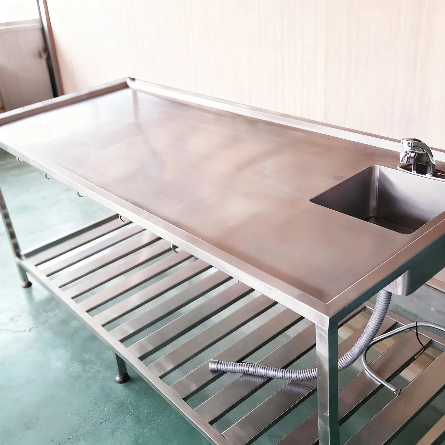 Veterinary Equipment Stainless Steel Veterinary Deplaning Table with Integrated Sink Infusion Stand