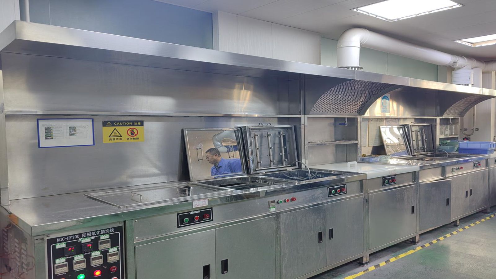 Anode oxidation cleaning line for titanium medical device treatment
