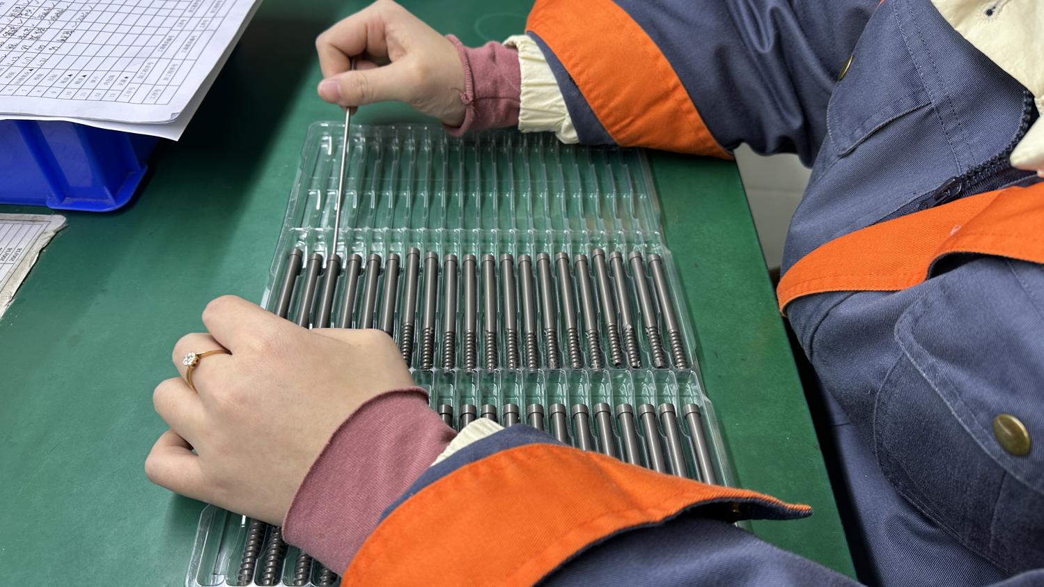Dimensional inspection of orthopedic surgical instruments