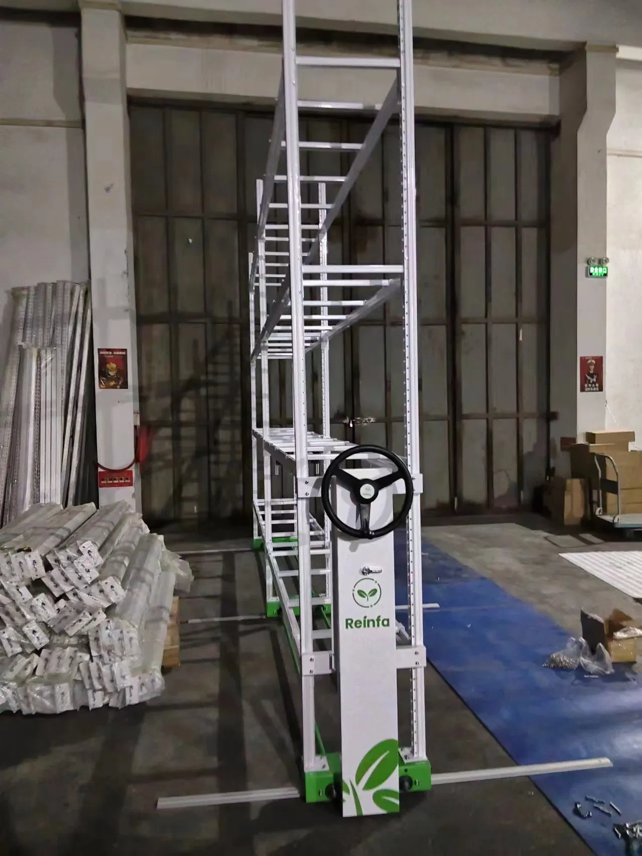 New Agriculture Smart Hydroponic Dripping System for Indoor Vertical Strawberry Farm
