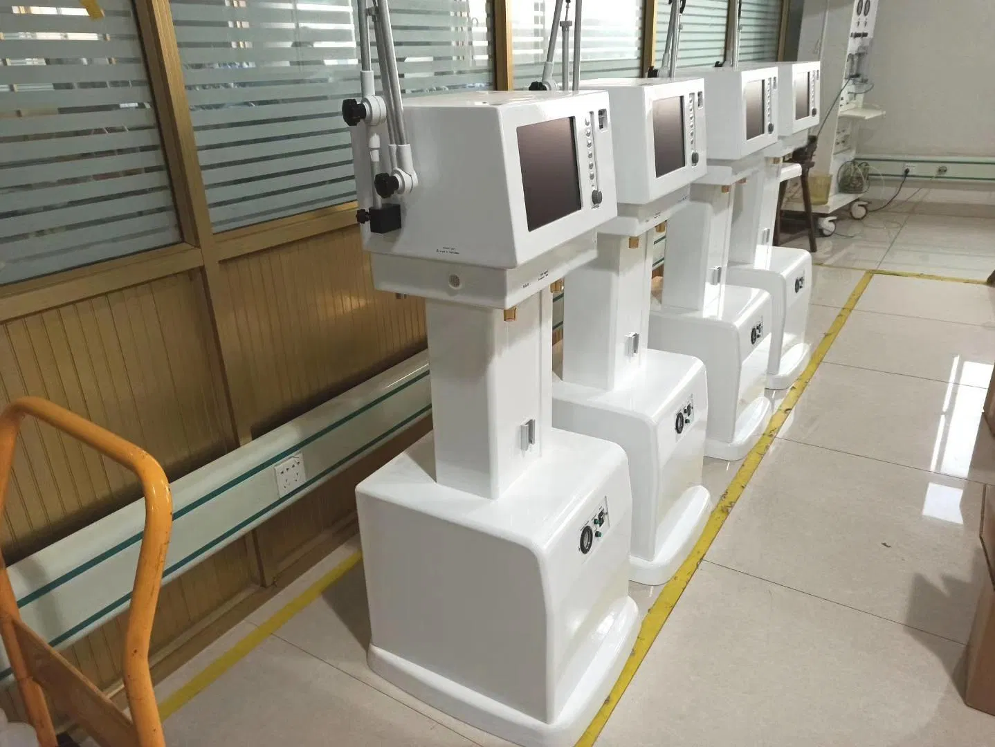 Umhv015 Advanced ICU Ventilator--Built-in Air Compressor &amp; 10.4" LCD Display for Critical Care