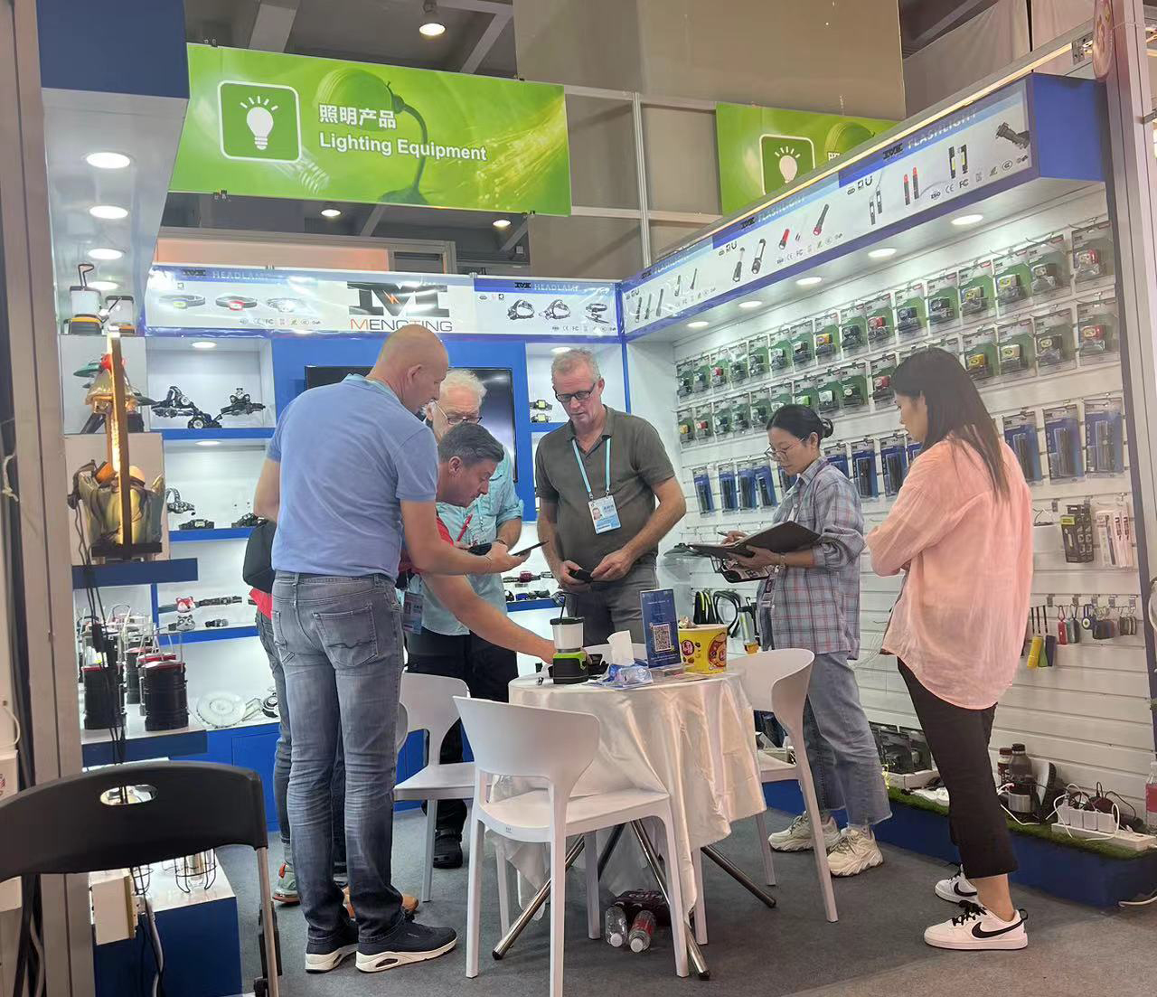 International buyers visiting Mengting booth at Canton Fair