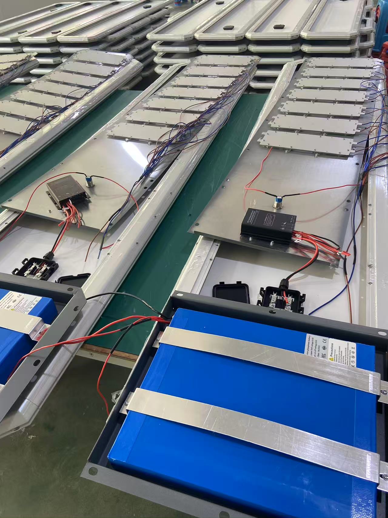Wholesale Price All in One Solar Street Light Integrated with Intelligent Solar Street Lamps and Surveillance Cameras