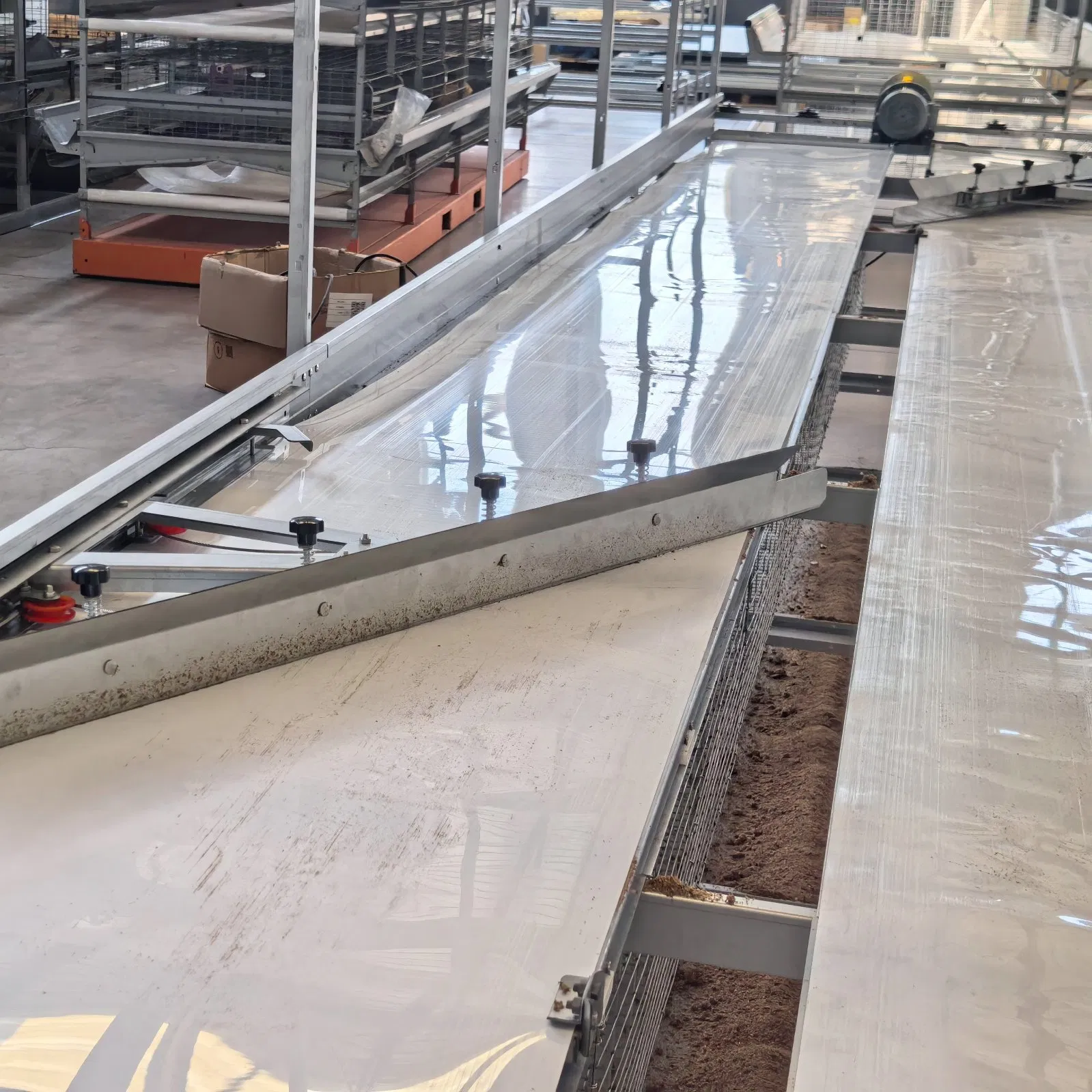 Poultry Farm Broiler Chicken Cage Automatic Remote Control Manure Removal Equipment