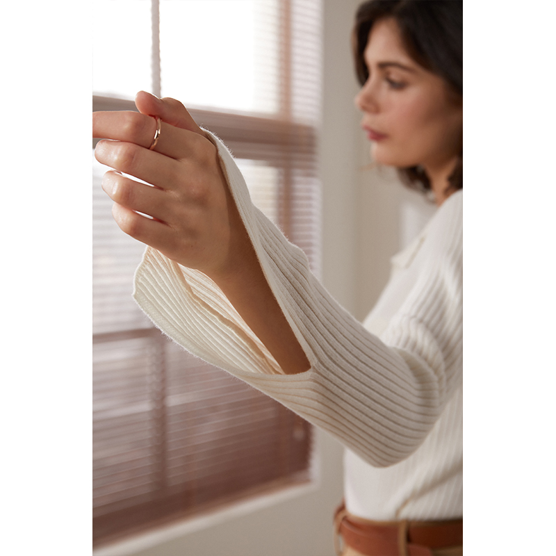 Knitwear Manufacturer Custom Elegant V Neck Cashmere Sweater for Stylish Ladies in Winter