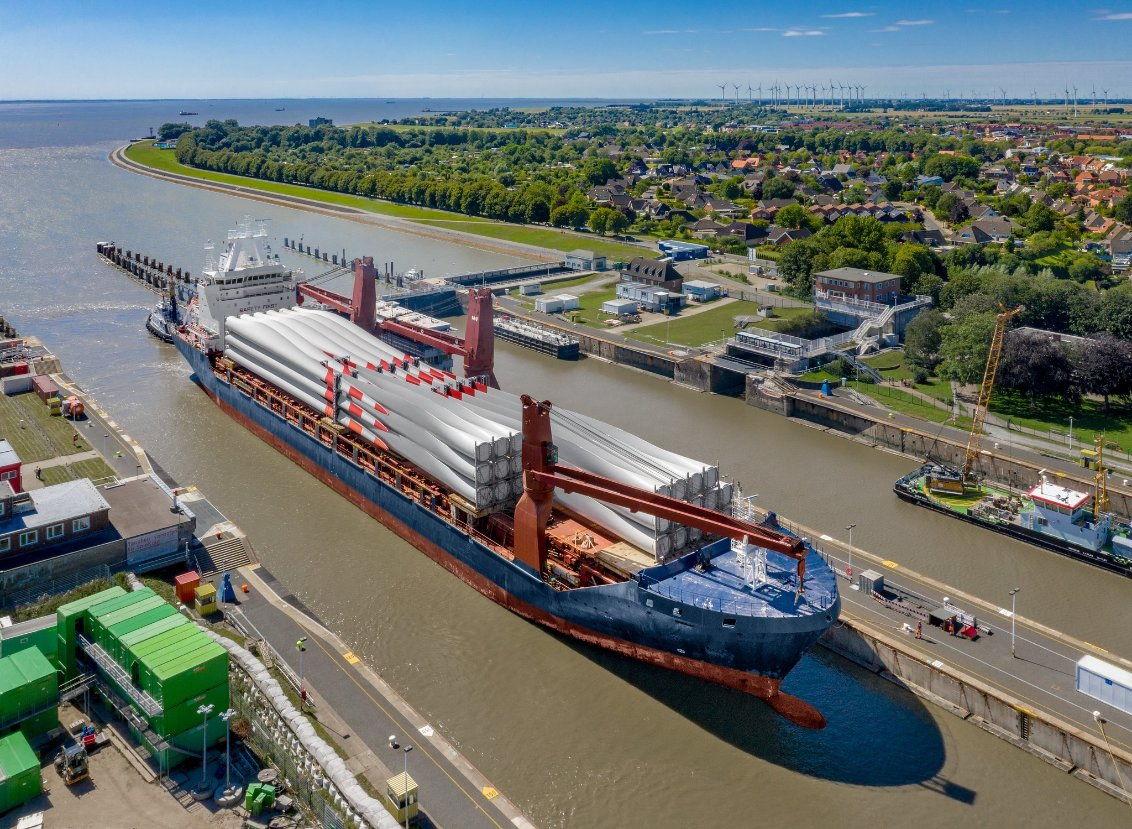 Efficient General Cargo Craft: Powerful Engine and Twin Deck Design