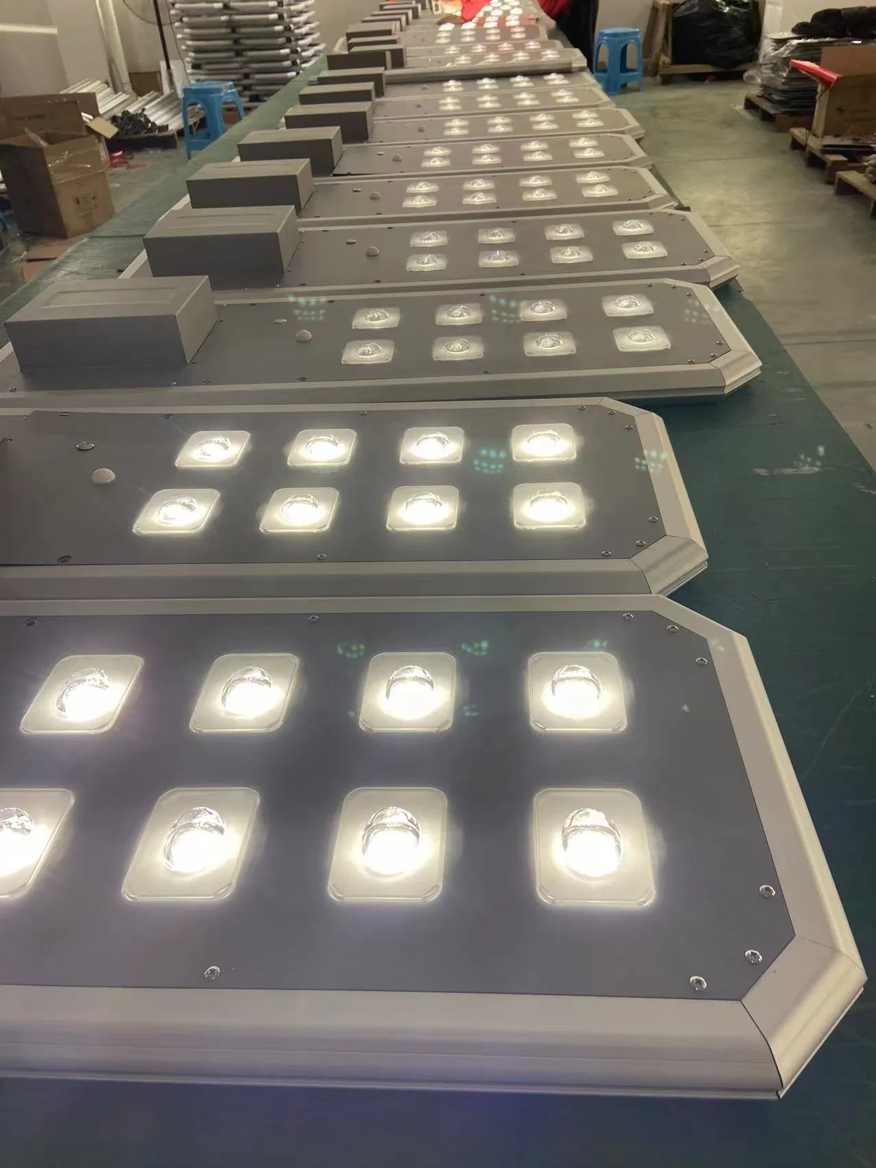 Durable 300W Solar Powered LED Street Light with Smart Sensor for Public Path