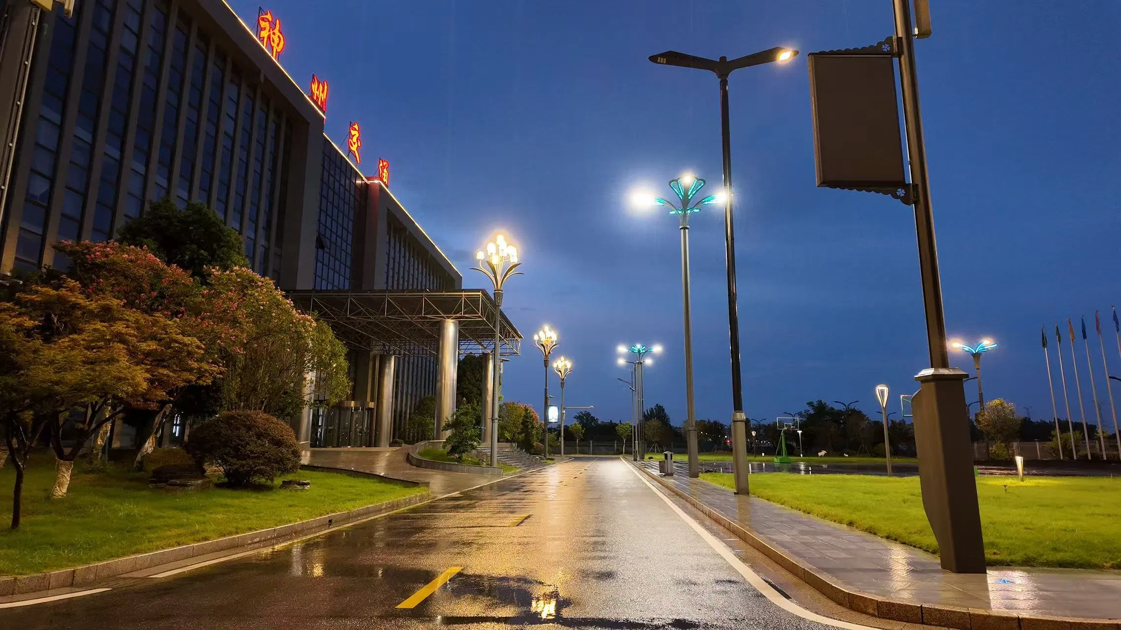 Factory Solar LED Street Garden Post Panel Housing Park Outdoor Light