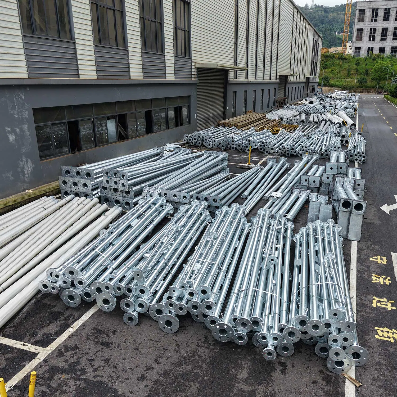 China Supplier Solar LED Street/ Road Light with Solar Panel Automatic Cleaning System Galvanized Steel Pole