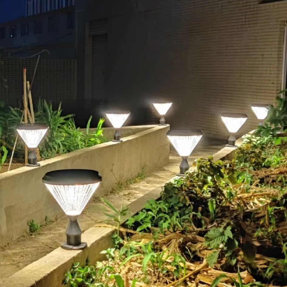 Manufacturer Waterproof DC LED Gate Outdoor Landscape Fence Solar Garden Pillar Light