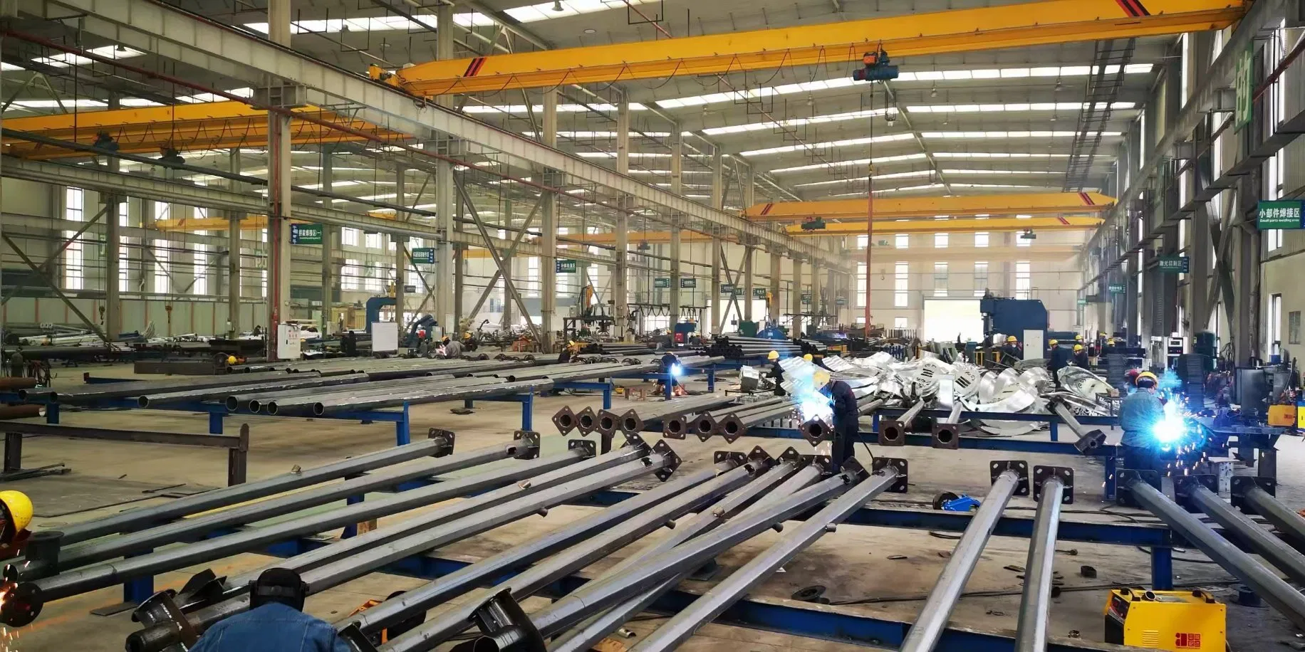 China Supplier Solar LED Street/ Road Light with Solar Panel Automatic Cleaning System Galvanized Steel Pole