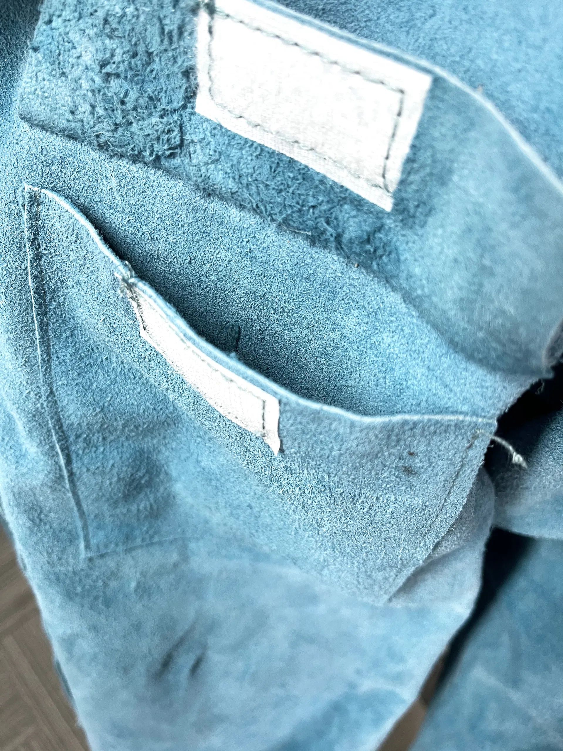Ropa resistente al calor y al fuego para protección en trabajos de soldadura