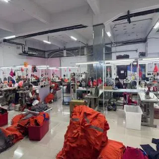 Proveedor de ropa de trabajo industrial protectora duradera de seguridad PPE