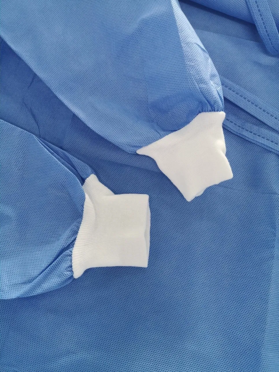 Ropa de aislamiento desechable no tejida en ropa de seguridad, impermeable, cubierta de PP PE SMS, bata quirúrgica protectora