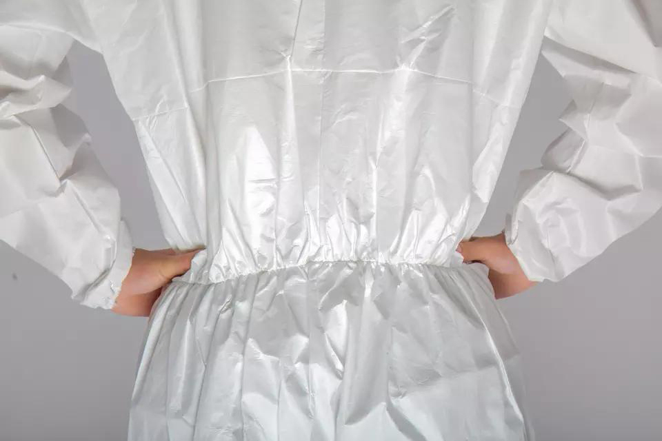 Traje desechable de PPE, ropa protectora de cuerpo completo con capucha y tira sellada para protección química