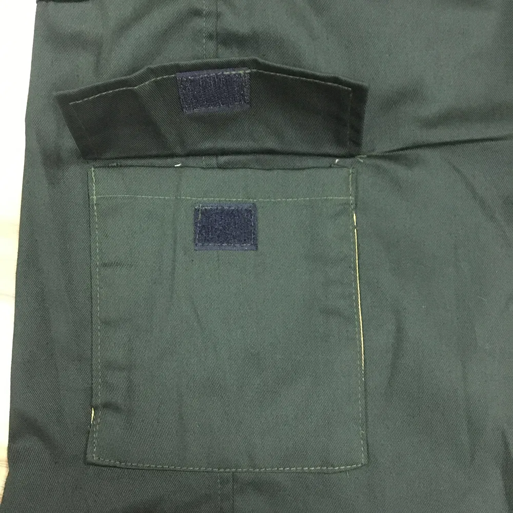 Detalle mono protector de trabajo 7