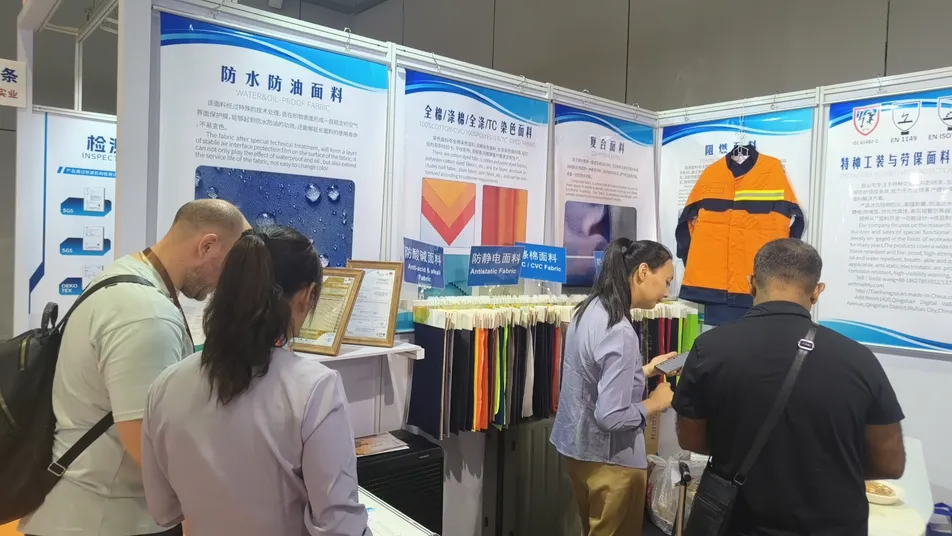Exposición de ropa laboral y protección
