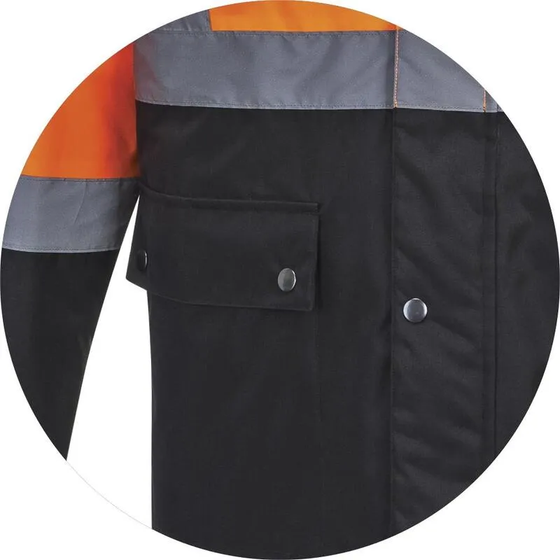 Detalle chaqueta seguridad impermeable