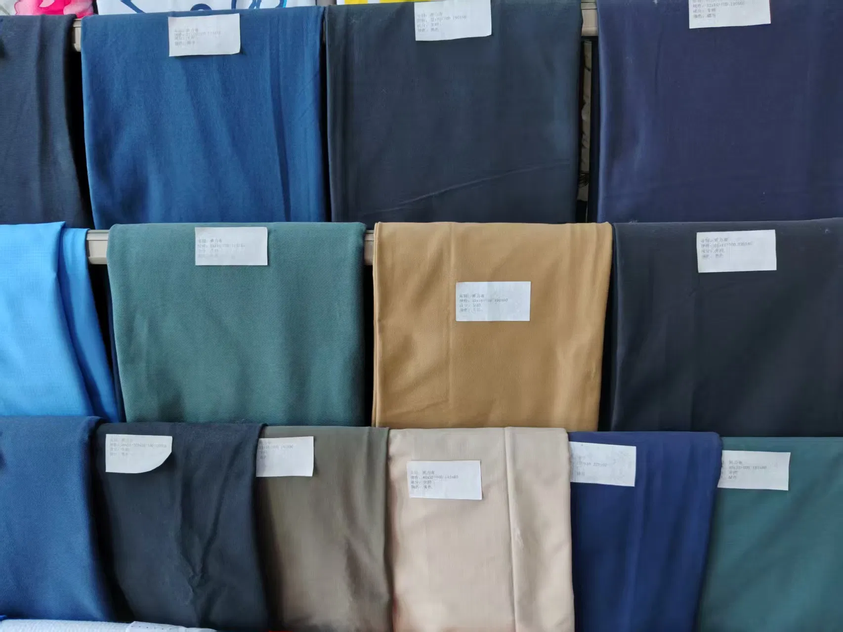 Suministrar ropa de trabajo ignífuga, impermeable y resistente al aceite
