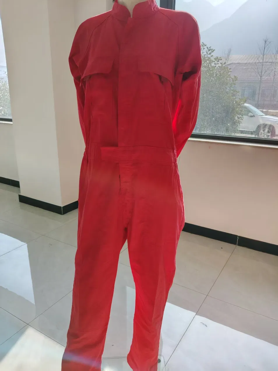 Detalle de confección de ropa de trabajo