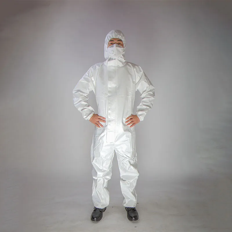 Detalle mono desechable impermeable