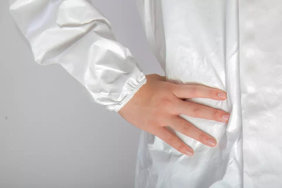 Traje desechable de PPE, ropa protectora de cuerpo completo con capucha y tira sellada para protección química