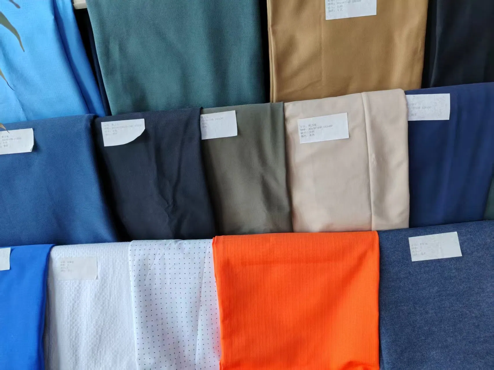 Suministrar ropa de trabajo ignífuga, impermeable y resistente al aceite