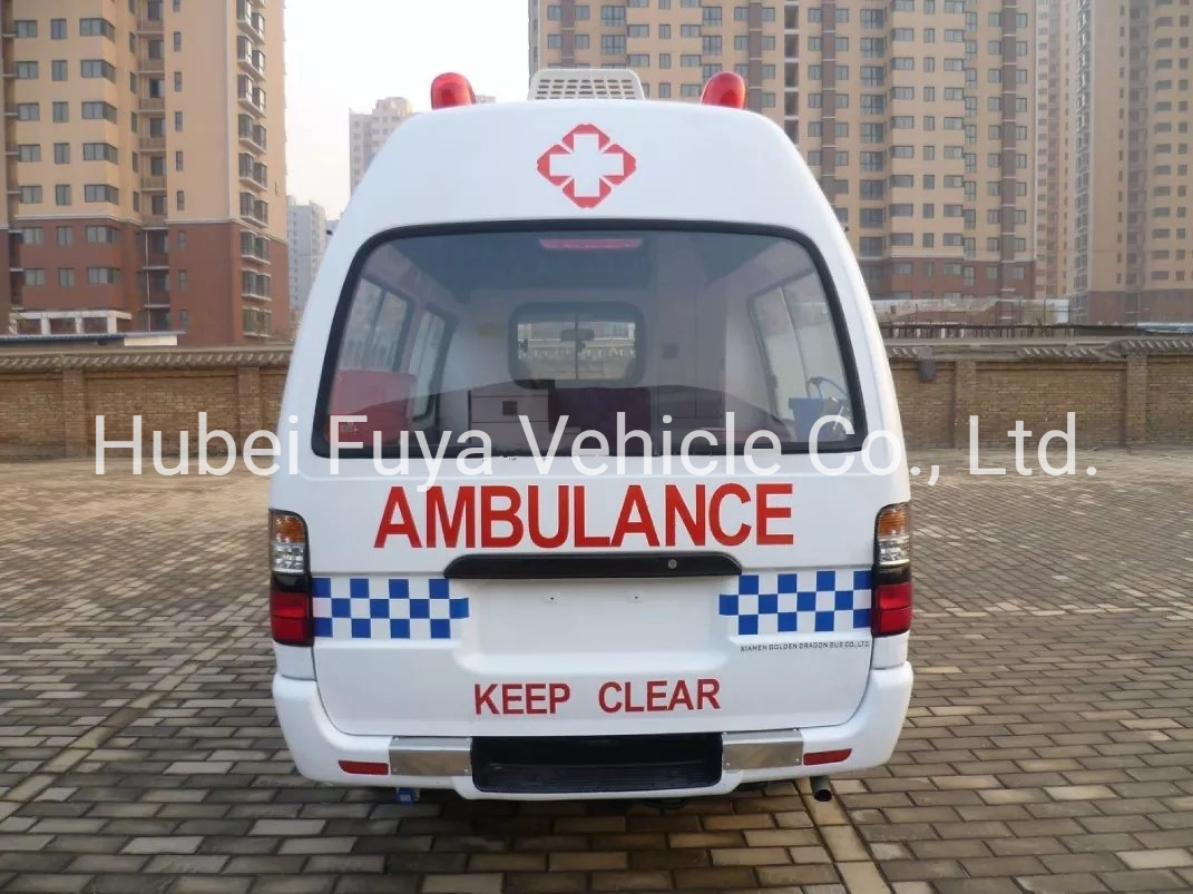 Transporte de Pacientes de Alto Risco em Ambulância com Todo o Equipamento de Monitoramento