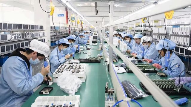 Interior da fábrica MediLink Health com linha de produção de monitores médicos em Hangzhou