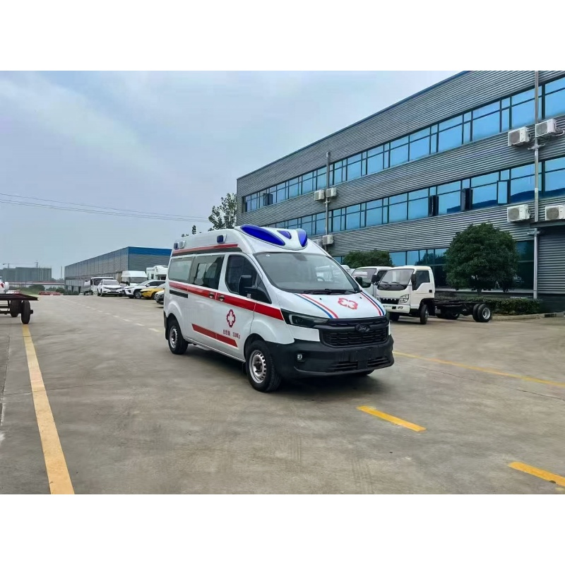 Ambulância nova e confiável baseada em transporte com equipamentos de monitoramento para resgate de emergência e transferência de pacientes entre hospitais em cenários médicos diários