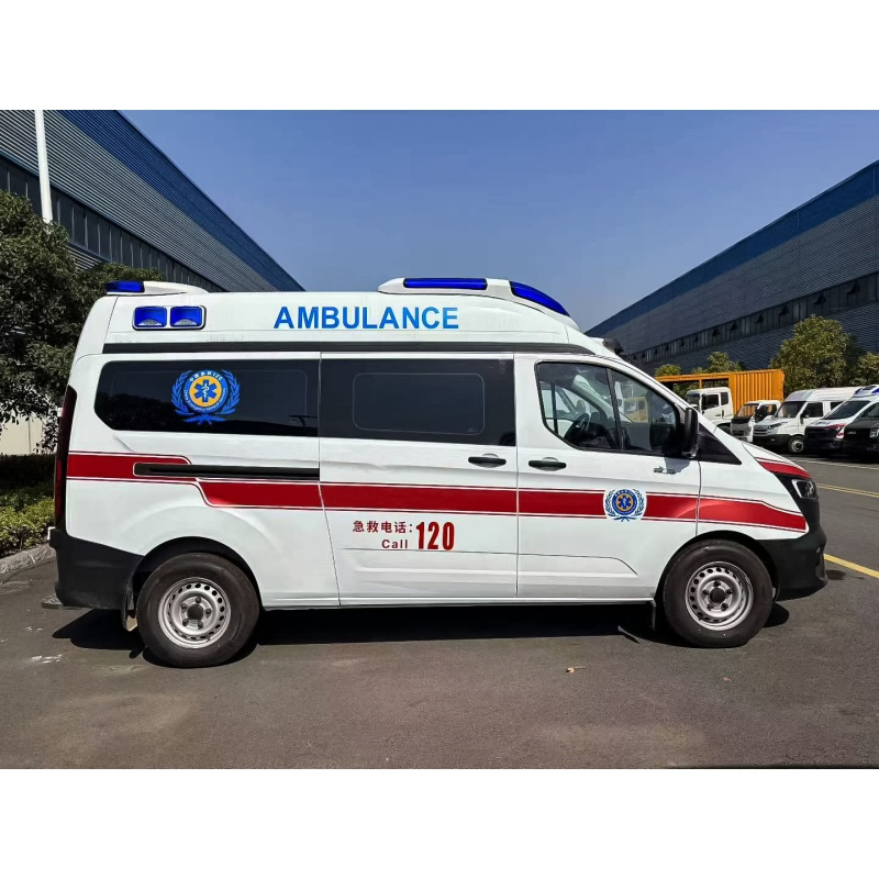Ambulância nova e confiável baseada em transporte com equipamentos de monitoramento para resgate de emergência e transferência de pacientes entre hospitais em cenários médicos diários