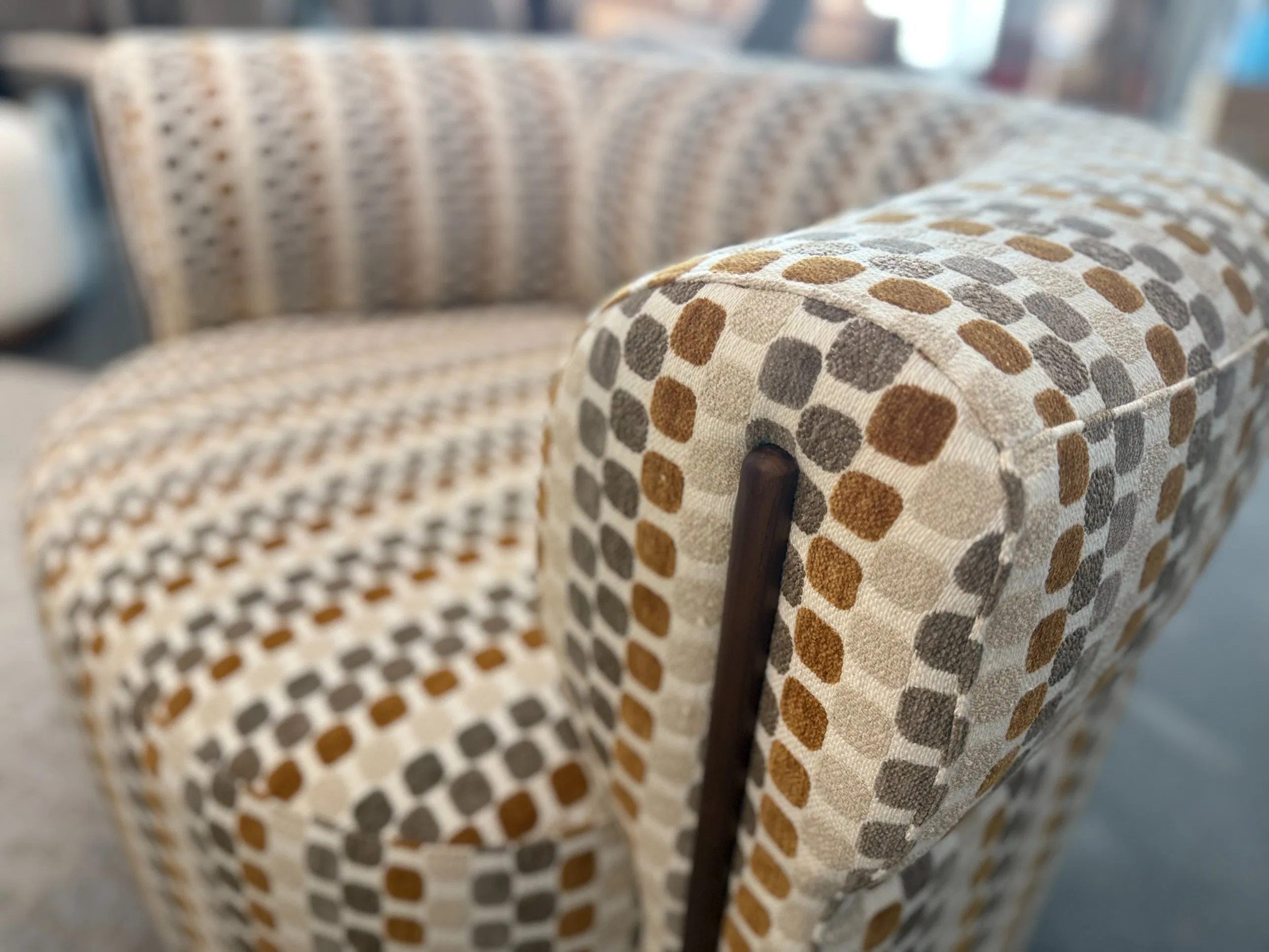 Wholesale Modern Luxury Art Decor Italian Style Cotton Linen Fabric Accent Lounge Chair Living Room Furniture with Wood Based