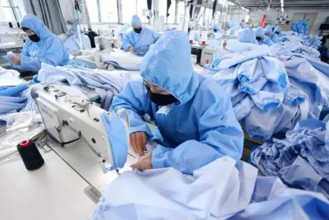 فستان عزل غير منسوج مقاوم للماء disposable باللون الأزرق/ الأصفر/ الأخضر