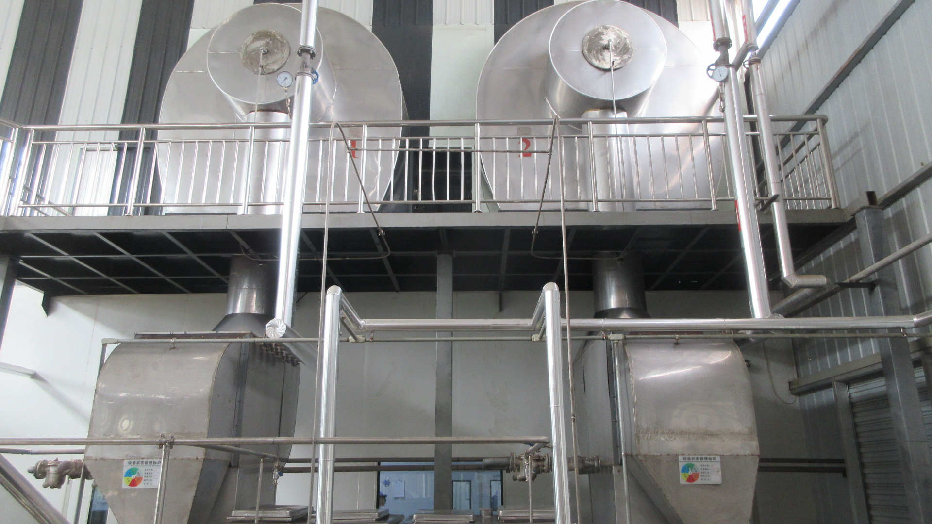 High-efficiency spray drying tower for powdered extract production