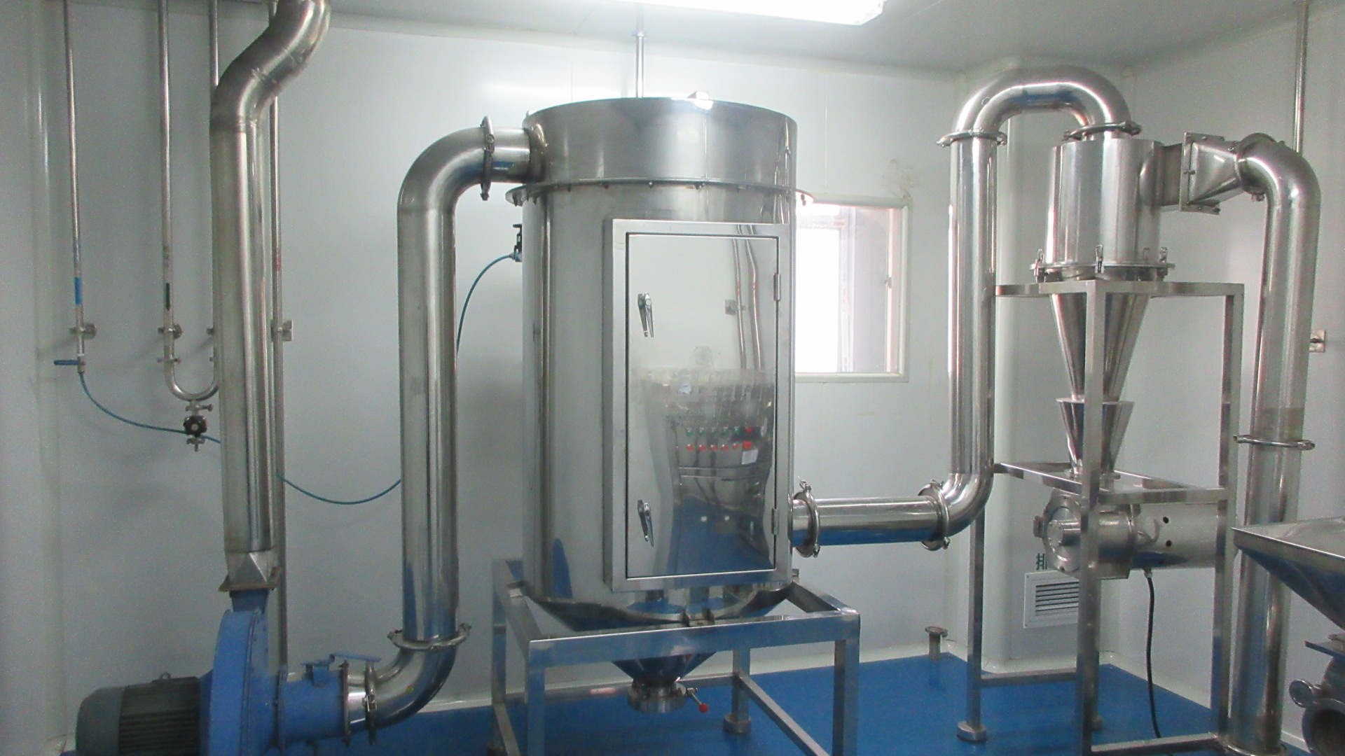 Smashing and sieving process for uniform extract particle size