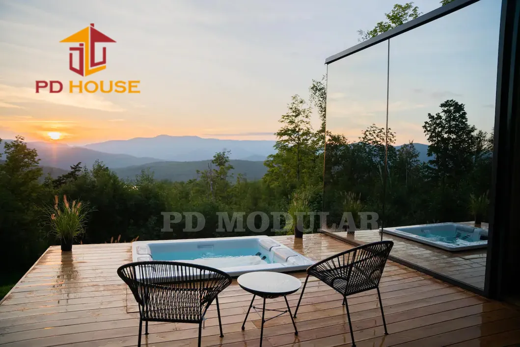 Casa modular prefabricada en el bosque del lago de montaña, moderno resort de campo, camping, hogar portátil, alojamiento de hotel con vidrio espejo y sauna