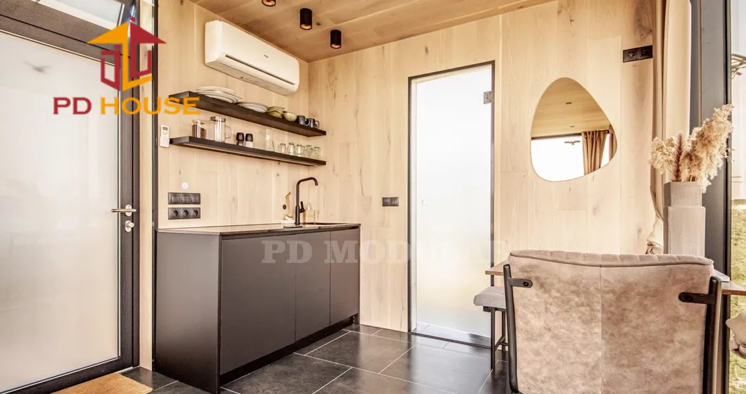 Casa modular prefabricada en el bosque del lago de montaña, moderno resort de campo, camping, hogar portátil, alojamiento de hotel con vidrio espejo y sauna
