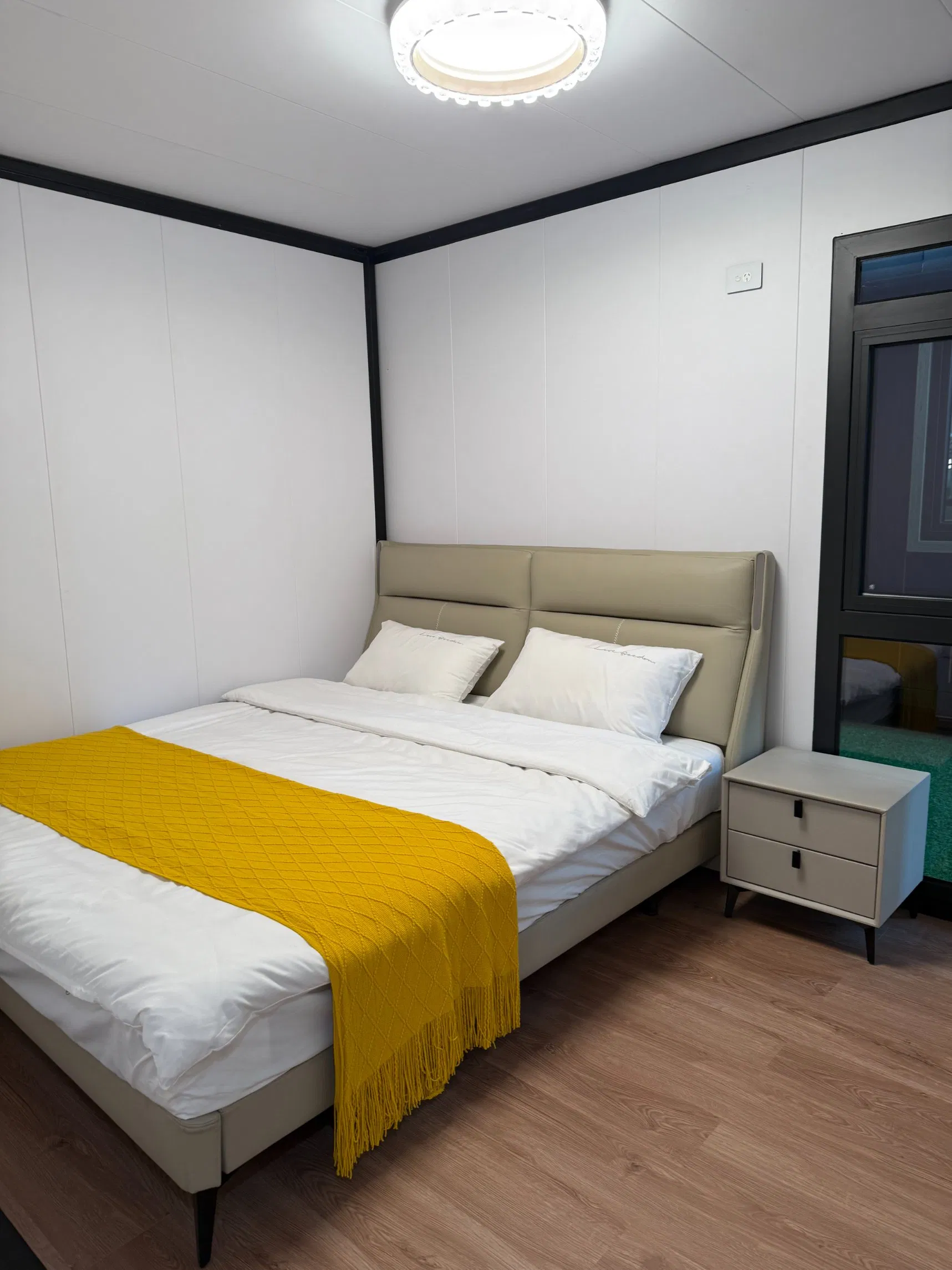 40FT Casa Modular Prefabricada Sostenible con Techo Plano Elevado y Terraza