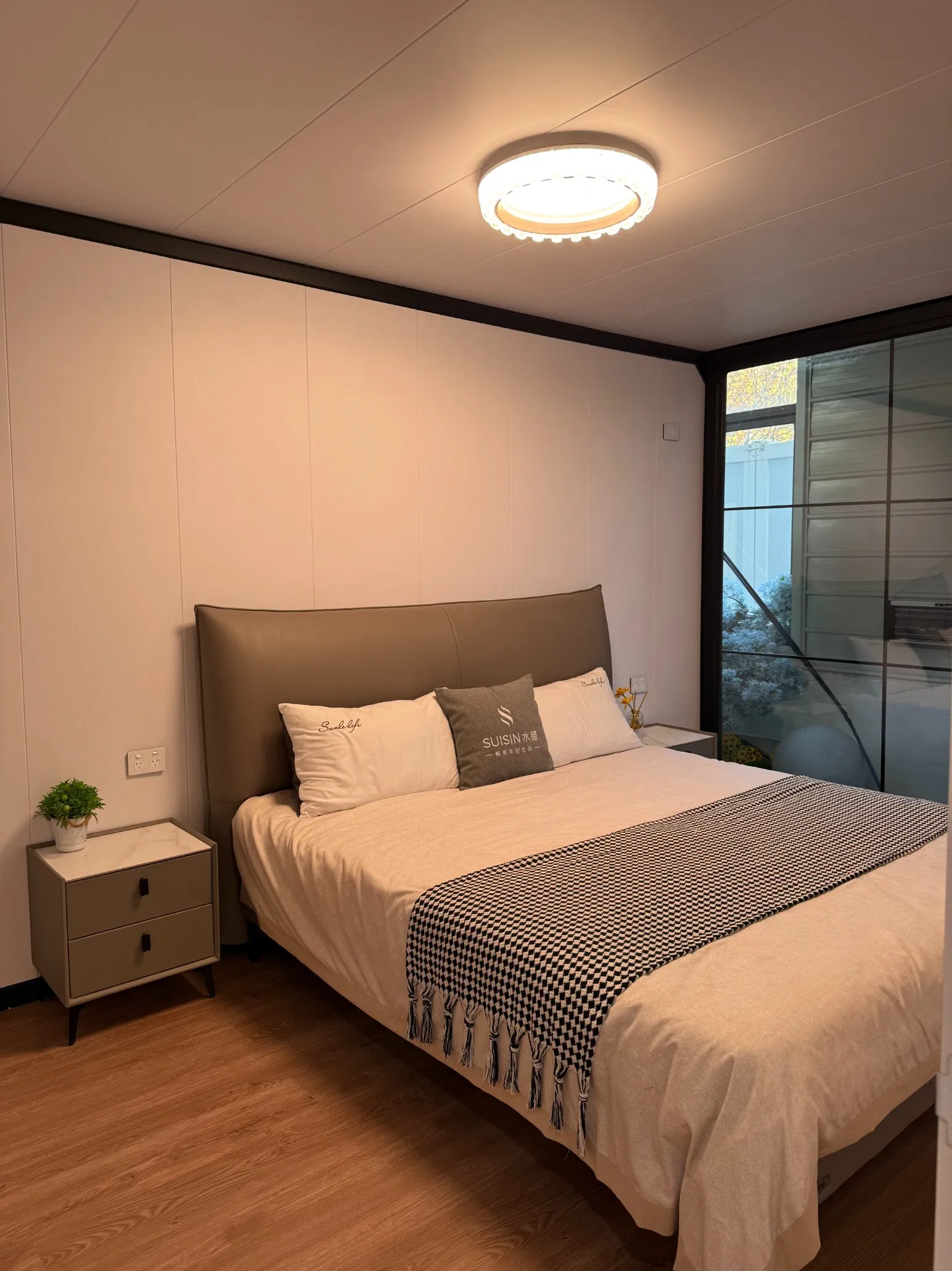 40FT Casa Modular Prefabricada Sostenible con Techo Plano Elevado y Terraza