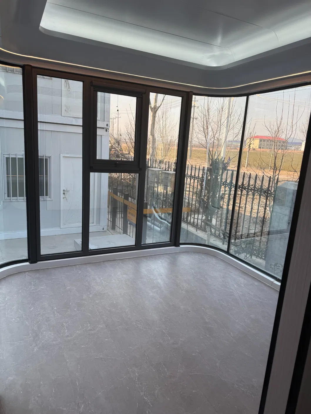 Casa Prefabricada Sostenible de Energía Solar y Eólica