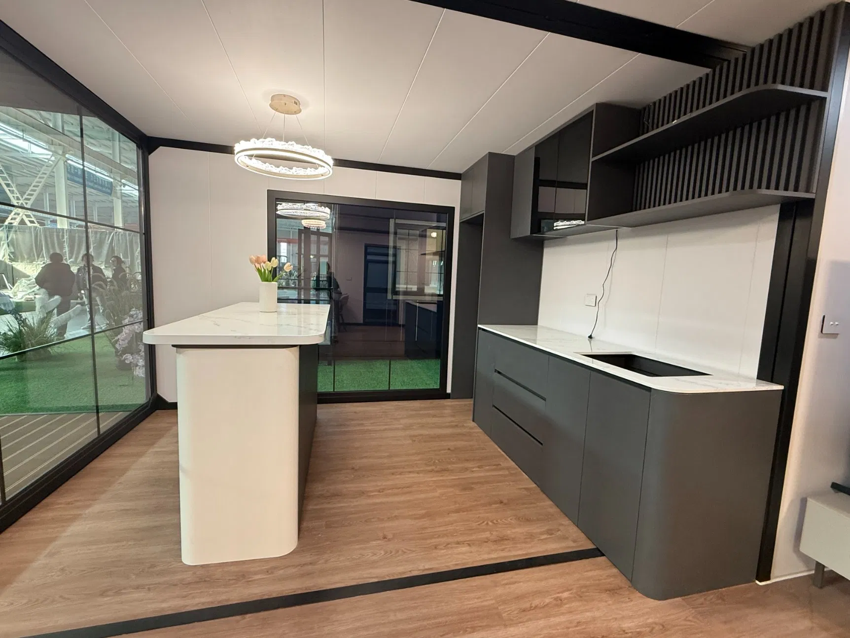 40FT Casa Modular Prefabricada Sostenible con Techo Plano Elevado y Terraza