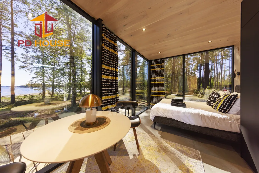 Casa modular prefabricada en el bosque del lago de montaña, moderno resort de campo, camping, hogar portátil, alojamiento de hotel con vidrio espejo y sauna
