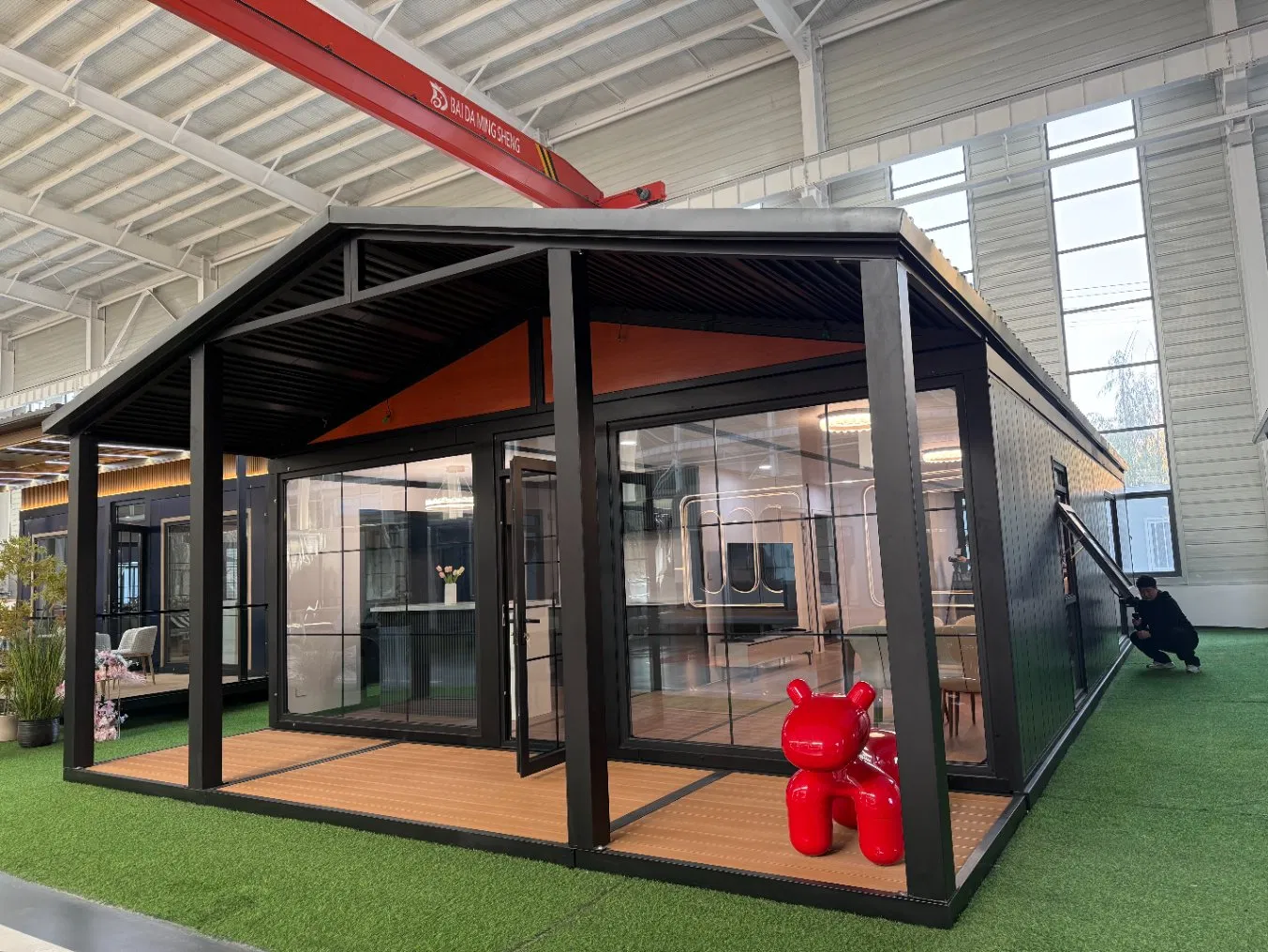 40FT Casa Modular Prefabricada Sostenible con Techo Plano Elevado y Terraza