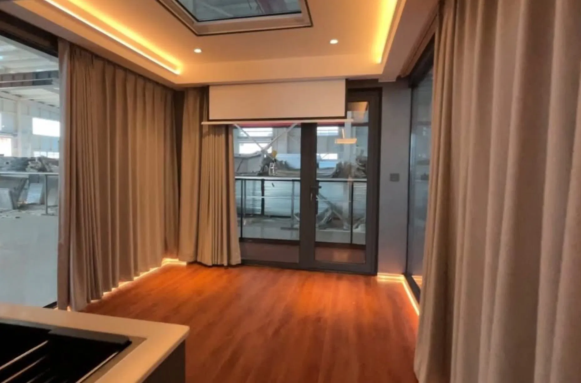 Casa modular off-grid sostenible alimentada por energía solar y eólica
