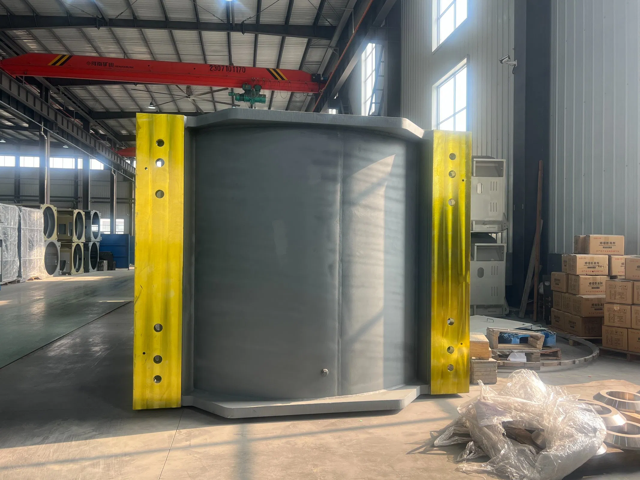 Soporte de abrazadera dividida para motor marino de imán permanente con refrigeración por agua y carcasa del estator